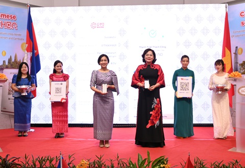 Việt Nam và Campuchia kết nối thanh toán bán lẻ song phương sử dụng QR code- Ảnh 2. Thống đốc ngân hàng trung ương hai nước trải nghiệm thành công quét QR thanh toán xuyên biên giới giữa Việt Nam và Campuchia - Ảnh: N.P.