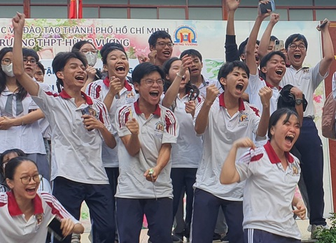 Bất ngờ với sáng tạo của học sinh TP.HCM tại cuộc thi tàu ngầm- Ảnh 3. Sự nhiệt tình của các cổ động viên khi tàu ngầm của đội nhà chiến thắng - Ảnh: HOÀNG HƯƠNG