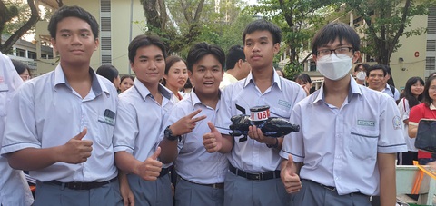 Bất ngờ với sáng tạo của học sinh TP.HCM tại cuộc thi tàu ngầm- Ảnh 4. Niềm vui của đội đoạt giải nhất ở bảng RC. Mô hình tàu ngầm của nhóm được làm từ vật liệu tái chế. Với điều khiển từ xa thông qua RC, khi đưa xuống nước, các học sinh đã khiến nó chạy băng băng - Ảnh: HOÀNG HƯƠNG