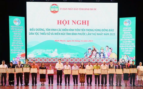 Bình Phước tôn vinh điển hình tiên tiến trong vùng đồng bào dân tộc thiểu số và miền núi- Ảnh 1. 39 cá nhân điển hình tiên tiến trong vùng đồng bào dân tộc thiểu số và miền núi giai đoạn 2021-2023 nhận bằng khen của chủ tịch UBND tỉnh Bình Phước - Ảnh: AN BÌNH