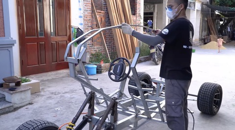Thợ Việt gây kinh ngạc khi chế xe gỗ cho người ngoài hành tinh- Ảnh 3. Với những chiếc xe trước, anh Đạo mô phỏng theo thiết kế có sẵn trên thị trường. Còn lần này, ông bố 9X phải tự thiết kế ra bộ khung riêng bằng các thanh thép