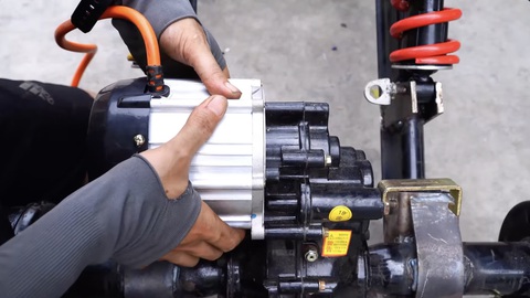 Thợ Việt gây kinh ngạc khi chế xe gỗ cho người ngoài hành tinh- Ảnh 4. Tiếp đó, anh thiết kế và lắp ráp hệ thống truyền động. Giống với những xe tự chế trước đó, giảm xóc và lốp đều lấy từ xe thể thao địa hình ATV. Do đó, chiếc xe ngoài hành tinh này hoàn toàn có thể vận hành trên địa hình phức tạp. Động cơ xe vẫn bao gồm một mô tơ điện kết nối với ắc quy đặt dưới sàn xe. Sau khi hoàn tất bộ khung, các chi tiết được vệ sinh và sơn đen lại toàn bộ