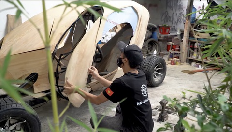 Thợ Việt gây kinh ngạc khi chế xe gỗ cho người ngoài hành tinh- Ảnh 6. Sau đó, đội ngũ ND - Motorcycles chuyển qua phần tạo hình. Các chi tiết như vỏ xe, nội thất, chắn bùn, ốp đèn, cửa ra vào đều sử dụng gỗ, gắn kết với nhau bằng keo dán và đinh ốc