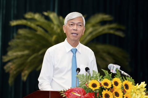 TP Thủ Đức đứng đầu kiến nghị cử tri, nhiều phản ánh về dự án chậm, ngập nước- Ảnh 1. Phó chủ tịch UBND TP.HCM Võ Văn Hoan báo cáo tóm tắt kết quả giải quyết các kiến nghị cử tri, trong đó có nêu kiến nghị nhiều nhất tập trung ở TP Thủ Đức, huyện Bình Chánh, quận 12 và quận Bình Tân - Ảnh: HỮU HẠNH