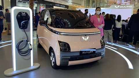 Nỗi lo xe điện bán chậm lại đang bị phóng đại quá mức- Ảnh 3. Những mẫu xe điện giá rẻ được cho là sẽ kích thích nhu cầu người tiêu dùng ở các nước, đặc biệt là thị trường mới nổi như Đông Nam Á. Trong ảnh là Wuling Air EV, phiên bản nhiều tính năng hơn của HongGuang MiniEV ở Việt Nam - Ảnh: DetikOto