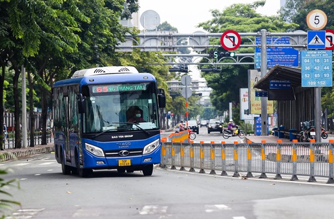 Tin tức sáng 17-12: Xuất hiện tín hiệu đảo chiều bất động sản; 2 tuyến xe buýt thay đổi lộ trình- Ảnh 10. Xe buýt - Ảnh minh họa: CHÂU TUẤN