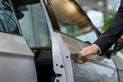 Tiếng đóng cửa xe tưởng chừng nhỏ vẫn được chăm chút rất kỹ- Ảnh 2. Tiếng đóng cửa xe được tạo thành từ năng lượng sinh ra từ chốt cửa và sau đó truyền tới cửa cũng như thân xe xung quanh - Ảnh: Your Mechanic