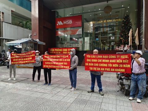 Khu đô thị An Phú - An Khánh: Dân lại đến Công ty HDTC đòi nền- Ảnh 1. Ngày 6-12, các hộ dân lại kéo đến Công ty HDTC đòi nền - Ảnh: N.X.