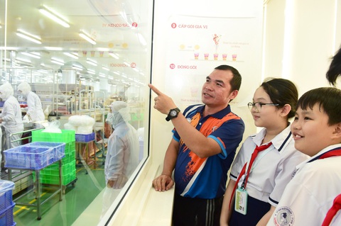 Thú vị với tham quan trải nghiệm nhà máy- Ảnh 2. Thầy Nguyễn Văn Cho chia sẻ: "Quy mô nhà máy tôi không nghĩ lớn vậy, tôi cũng thích thú khi tận mắt nhìn thấy mô hình sản xuất" - Ảnh: DUYÊN PHAN