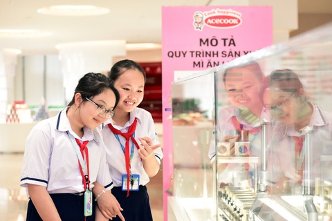 Thú vị với tham quan trải nghiệm nhà máy- Ảnh 3. Em Nguyễn Thi Vy Anh (học sinh lớp 6/3, trái) và Phạm Phúc Bảo Trân (học sinh lớp 6/4) đều đến tham quan Nhà máy Acecook Việt Nam lần thứ 2 - Ảnh: DUYÊN PHAN
