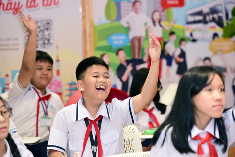 Thú vị với tham quan trải nghiệm nhà máy- Ảnh 6. Học sinh thích thú tham gia thảo luận nhóm, trả lời câu hỏi có quà - Ảnh: DUYÊN PHAN