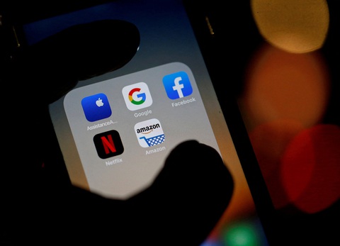 Chính phủ Mỹ bị tố theo dõi người dân thông qua ứng dụng của Google, Apple- Ảnh 1. Chính phủ Mỹ có thể đang theo dõi người dân thông qua các thông báo đẩy trên điện thoại - Ảnh: REUTERS