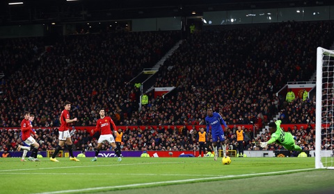 Ten Hag mạnh tay trảm 'công thần', Man United thắng Chelsea- Ảnh 2. Onana không thể cản phá cú đá cực nhẹ của Palmer - Ảnh: REUTERS