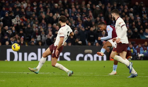Man City bại trận, Liverpool giành trọn 3 điểm- Ảnh 4. Tình huống ghi bàn của Bailey - Ảnh: REUTERS