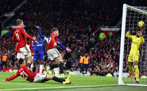 Ten Hag mạnh tay trảm 'công thần', Man United thắng Chelsea- Ảnh 3. Pha ghi bàn thứ 2 của Man United - Ảnh: REUTERS