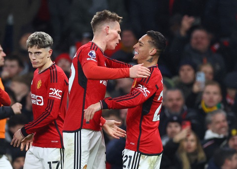 Ten Hag mạnh tay trảm 'công thần', Man United thắng Chelsea- Ảnh 1. McTominay (giữa) là người hùng của Man United - Ảnh: REUTERS
