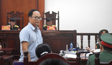 Cựu thiếu tá quân đội tông chết nữ sinh Ninh Thuận: Thế nào là thành khẩn khai báo?- Ảnh 1. Bị cáo Hoàng Văn Minh tại phiên tòa sơ thẩm hôm 5-12 - Ảnh: D.THANH