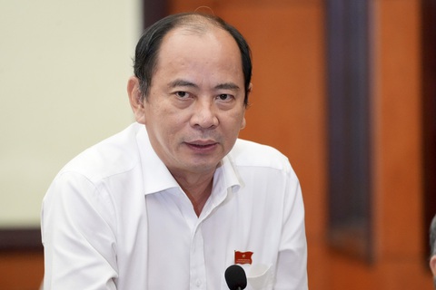 Giám đốc Sở Y tế TP.HCM: Chục năm nay chưa bao giờ thiếu vắc xin tiêm chủng mở rộng như hiện nay- Ảnh 1. Giám đốc Sở Y tế TP.HCM Tăng Chí Thượng trả lời chất vấn - Ảnh: HỮU HẠNH