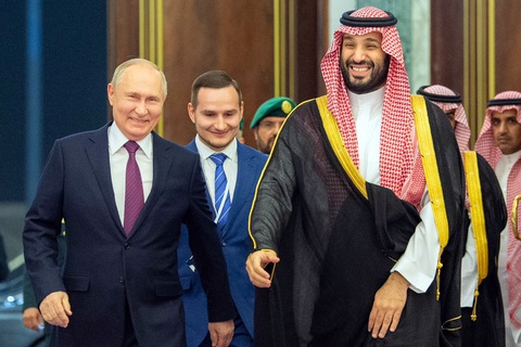 Tổng thống Nga Vladimir Putin được Thái tử Saudi Arabia Mohammed bin Salman tiếp đón ngày 6-12 - Ảnh: AFP Tổng thống Nga Vladimir Putin được Thái tử Saudi Arabia Mohammed bin Salman tiếp đón ngày 6-12 - Ảnh: AFP