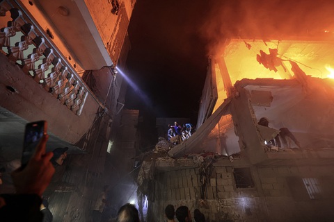 Một ngôi nhà ở khu vực Rafah, miền nam Dải Gaza, bị Israel không kích ngày 6-12 - Ảnh: AFP Một ngôi nhà ở khu vực Rafah, miền nam Dải Gaza, bị Israel không kích ngày 6-12 - Ảnh: AFP