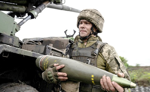 Một quân nhân Ukraine cầm đầu đạn cho pháo tự hành Caesar tại thị trấn Avdiivka, vùng Donetsk - Ảnh: REUTERS Một quân nhân Ukraine cầm đầu đạn cho pháo tự hành Caesar tại thị trấn Avdiivka, vùng Donetsk - Ảnh: REUTERS