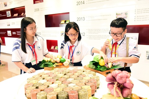 Thú vị với tham quan trải nghiệm nhà máy- Ảnh 4. Các cô cậu học trò tò mò về nguyên vật liệu, gia vị tạo nên gói mì - Ảnh: DUYÊN PHAN