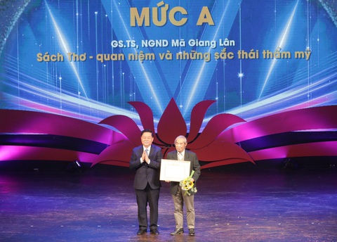 Trưởng Ban Tuyên giáo Trung ương Nguyễn Trọng Nghĩa (bìa trái) trao tặng thưởng mức C cho ông Mã Giang Lân - Ảnh: TRẦN HOANG Trưởng Ban Tuyên giáo Trung ương Nguyễn Trọng Nghĩa (trái) trao tặng thưởng mức A cho ông Mã Giang Lân - Ảnh: TRẦN HOANG