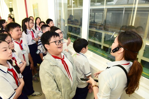 Thú vị với tham quan trải nghiệm nhà máy- Ảnh 1. Các em học sinh Trường THCS Nguyễn Du (quận 1) không khỏi thích thú khi được xem quy trình sản xuất - Ảnh: DUYÊN PHAN