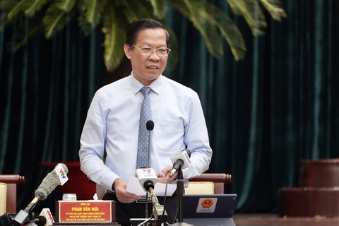 Đại biểu chất vấn 'nghịch lý' nhiều người tại TP.HCM không có nhà ở, nhiều nhà lại bỏ trống- Ảnh 1. Chủ tịch UBND TP.HCM Phan Văn Mãi trả lời chất vấn - Ảnh: HỮU HẠNH