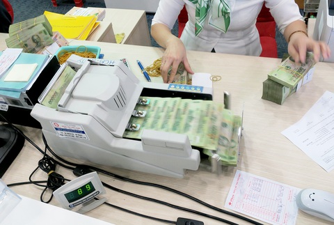 Giao dịch tại ngân hàng ở TP.HCM - Ảnh minh họa: T.T.D. Giao dịch tại ngân hàng ở TP.HCM - Ảnh minh họa: T.T.D.