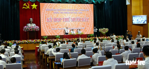 Kết quả lấy phiếu tín nhiệm 31 người của tỉnh Bà Rịa - Vũng Tàu- Ảnh 1. Đại biểu HĐND tỉnh Bà Rịa - Vũng Tàu biểu quyết lấy phiếu tín nhiệm sáng 7-12 - Ảnh: ĐÔNG HÀ