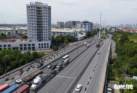 Đề xuất mở rộng đường Nguyễn Thị Định lên 30m, tăng kết nối An Phú và cảng Cát Lái- Ảnh 1. Đường Nguyễn Thị Định hướng từ cầu Giồng Ông Tố đi cảng Cát Lái (khu vực cầu Mỹ Thủy, TP Thủ Đức) - Ảnh: CHÂU TUẤN