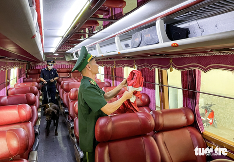 Tây Ninh: Một tháng bắt 89 vụ liên quan đến buôn lậu, gian lận thương mại- Ảnh 1. Lực lượng hải quan, bộ đội biên phòng phối hợp kiểm tra xe cộ qua lại giữa Việt Nam và Campuchia - Ảnh: CHÂU TUẤN