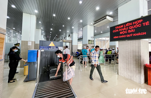 Tây Ninh: Một tháng bắt 89 vụ liên quan đến buôn lậu, gian lận thương mại- Ảnh 2. Hành lý của người dân được kiểm soát chặt chẽ khi qua cửa khẩu quốc tế Mộc Bài (tỉnh Tây Ninh) - Ảnh: CHÂU TUẤN