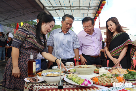 Thi tìm món ngon nấu với sâm ở chân núi Ngọc Linh- Ảnh 1. UBND huyện Tu Mơ Rông (Kon Tum) tổ chức hội thi nhằm tìm thêm các món ăn dinh dưỡng từ đặc sản cây sâm dây - Ảnh: ANH THƯ