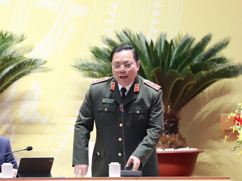 'Dẹp' vỉa hè ở Hà Nội lúc đầu có cải thiện nhưng 'đâu lại vào đấy'- Ảnh 1. Giám đốc Công an TP Hà Nội Nguyễn Hải Trung trả lời chất vấn - Ảnh: QUANG VIỄN
