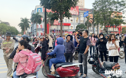 Đứng cheo leo trên đỉnh tòa nhà 27 tầng gọi điện, cả phố náo loạn- Ảnh 3. Nhiều người hiếu kỳ theo dõi vụ giải cứu cô gái khiến nhiều tuyến đường bị ùn tắc - Ảnh: DOÃN HÒA