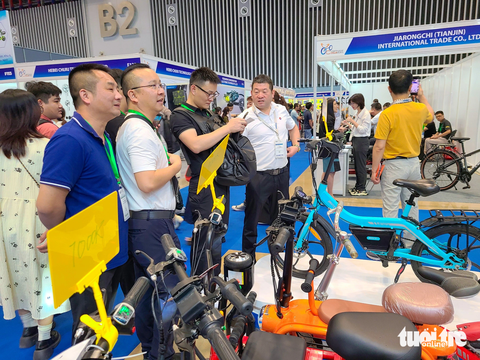350 gian hàng giới thiệu thiết bị thể thao, giải trí ngoài trời- Ảnh 2. Quầy trưng bày xe đạp thu hút khách tham quan - Ảnh: NHẬT XUÂN