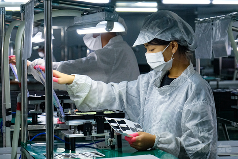 Công nhân sản xuất linh kiện điện thoại thông minh tại một nhà máy tại tỉnh Bắc Ninh - Ảnh: NGUYÊN BẢO Công nhân sản xuất linh kiện điện thoại thông minh tại một nhà máy ở tỉnh Bắc Ninh - Ảnh: NGUYÊN BẢO