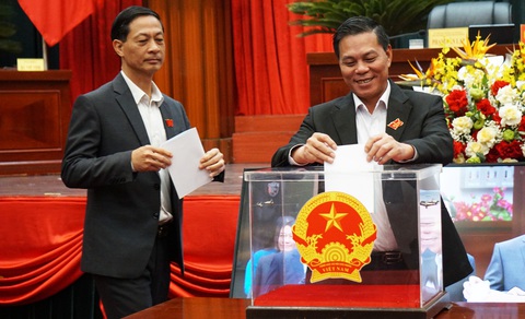 Phó chủ tịch thường trực UBND TP Hải Phòng không có phiếu tín nhiệm thấp- Ảnh 1. Đại biểu bỏ phiếu tín nhiệm tại kỳ họp thứ 13, HĐND TP Hải Phòng khóa XVI - Ảnh: TIẾN THẮNG