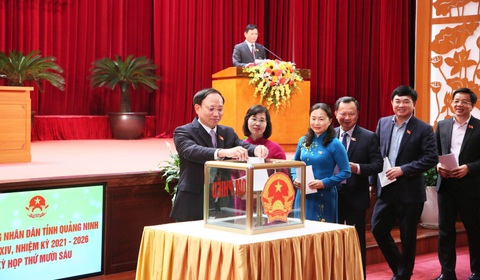 Bí thư Tỉnh ủy Quảng Ninh đạt 100% phiếu tín nhiệm cao- Ảnh 1. Các đại biểu tỉnh Quảng Ninh bỏ phiếu tín nhiệm đối với 27 chức danh do HĐND tỉnh bầu - Ảnh: Đ.PHƯƠNG