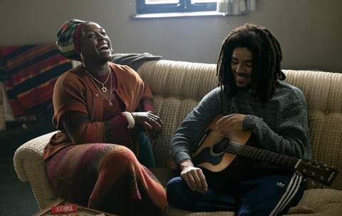 Phim về biểu tượng âm nhạc Bob Marley vừa tung trailer đã gây sốt- Ảnh 3. Kingsley Ben-Adir và Lashana Lynch hóa thân thành Bob Marley và Rita - người bạn đời của nam ca sĩ