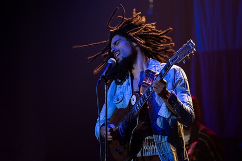 Phim về biểu tượng âm nhạc Bob Marley vừa tung trailer đã gây sốt- Ảnh 2. Chuyện phim tái hiện cuộc đời ngắn ngủi nhưng rực rỡ của ngôi sao nhạc Reggae