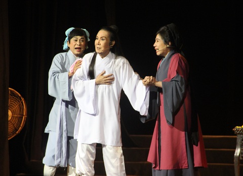 Bolero sẽ còn mãi ở cả thế giới và Việt Nam- Ảnh 1. Cố nghệ sĩ Vũ Linh (giữa, vai Lương Sơn Bá) đoạn Lương Sơn Bá thổ huyết và Vũ Linh ca bài bản được khai thác từ dòng nhạc bolero nhưng nhiều khán giả vẫn nghĩ là bài bản cổ của tuồng cổ - Ảnh: LINH ĐOAN