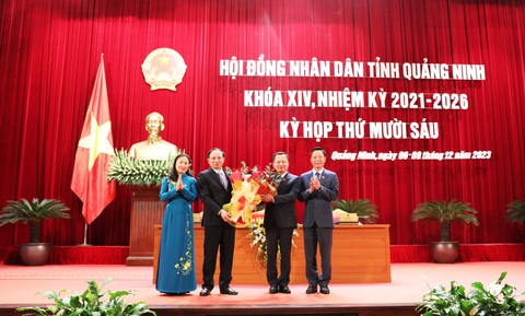 Ông Cao Tường Huy được bầu làm chủ tịch tỉnh Quảng Ninh- Ảnh 2. Bí thư Tỉnh ủy Quảng Ninh Nguyễn Xuân Ký (bên trái) tặng hoa chúc mừng ông Cao Tường Huy được bầu làm chủ tịch UBND tỉnh nhiệm kỳ 2021-2026 - Ảnh: Đ.PHƯƠNG