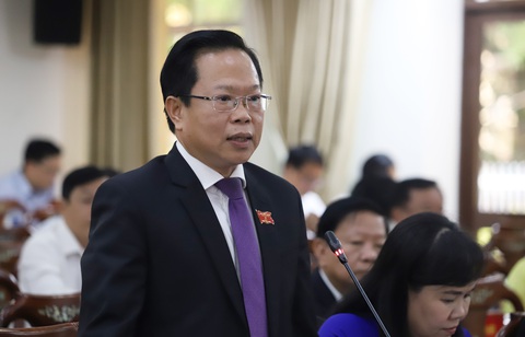 Cần Thơ quyết 'trị bệnh' cán bộ 'không nói, không tham mưu, không làm'- Ảnh 1. Ông Châu Việt Tha - giám đốc Sở Nội vụ thành phố Cần Thơ - trả lời chất vấn của các đại biểu HĐND TP Cần Thơ chiều 7-12 - Ảnh: CHÍ QUỐC