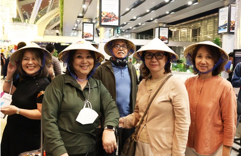 Đà Nẵng đón chuyến bay đầu tiên từ Manila, Philippines- Ảnh 3. Các hành khách vui vẻ sau khi đến sân bay quốc tế Đà Nẵng - Ảnh: LÊ TRUNG