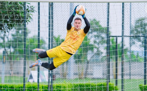 Thủ môn Filip Nguyễn và hành trình gần 10 năm xin nhập quốc tịch Việt Nam- Ảnh 3. Filip Nguyễn trong màu áo CLB Công An Hà Nội - Ảnh: CAHN