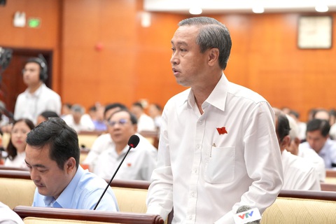 Tại sao TP.HCM lo vỡ quỹ biên chế?- Ảnh 1. Giám đốc Sở Nội vụ TP.HCM Huỳnh Thanh Nhân trả lời ý kiến của đại biểu - Ảnh: HỮU HẠNH