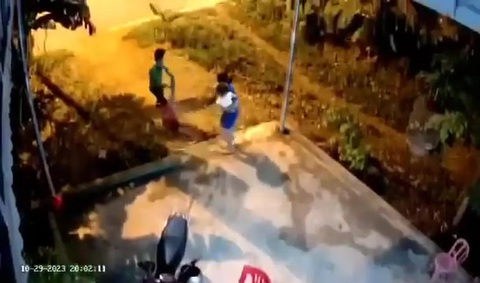 Khởi tố ông bố bạo hành con gái 3 tuổi làm rạn xương vai- Ảnh 1. Hình ảnh ông Dương Văn Lâm bạo hành con gái - Ảnh cắt từ video camera an ninh do người dân cung cấp